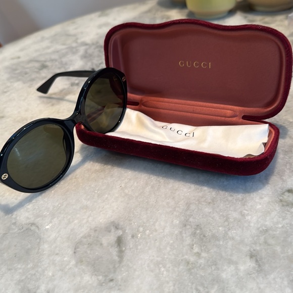 GUCCI WOMENS ROUND SHINY BLACK SUNGLASSES gently used - Picture 5 of 5